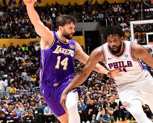 东契奇受伤！湖人大逆转，詹姆斯8失误破NBA纪录，里夫斯35分救主