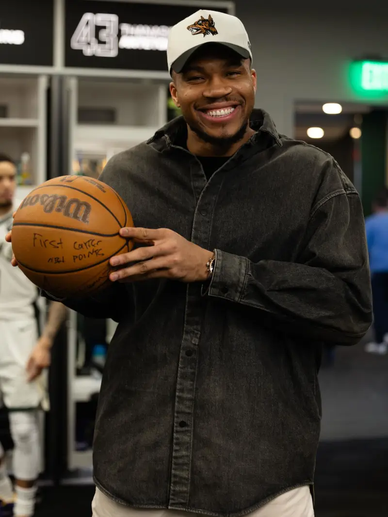 OD体育官方-扬尼斯-阿德托昆博更新Ins晒近期照片与球迷分享：继续进步